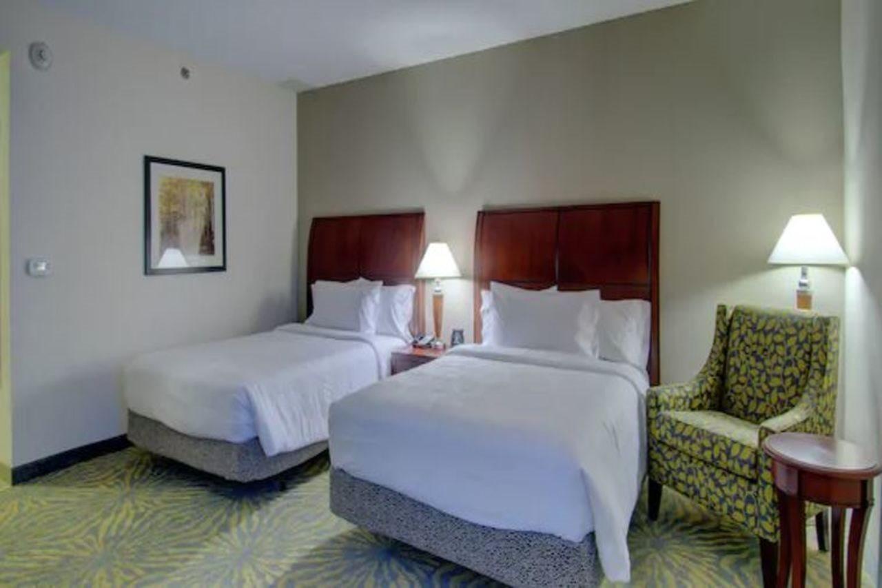 Hilton Garden Inn Norwalk Exterior foto