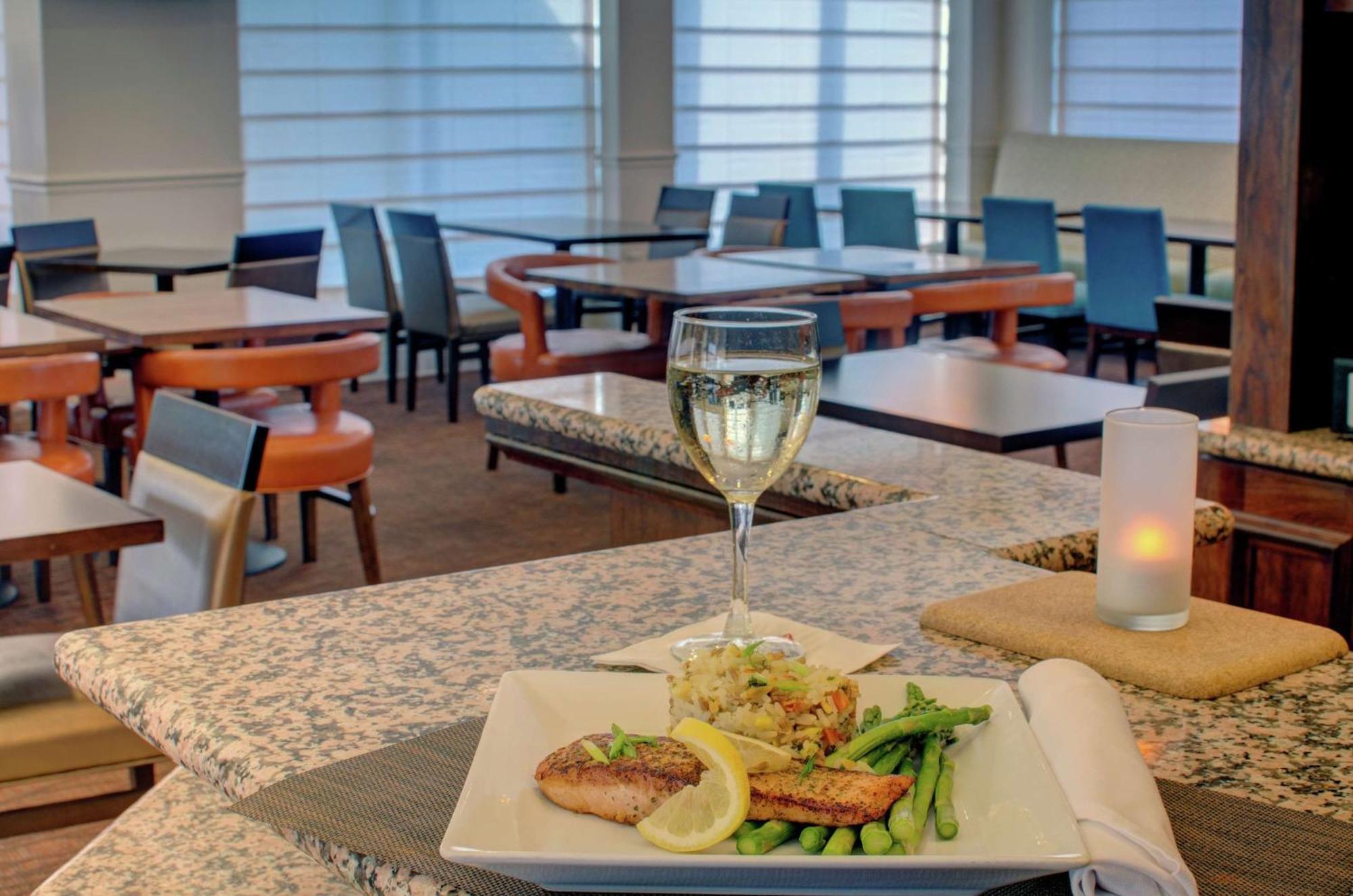 Hilton Garden Inn Norwalk Exterior foto