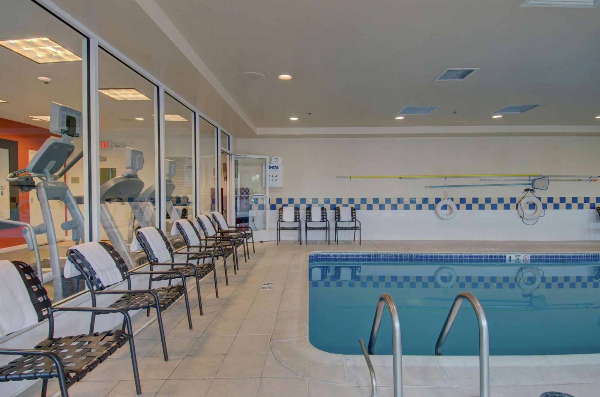 Hilton Garden Inn Norwalk Exterior foto